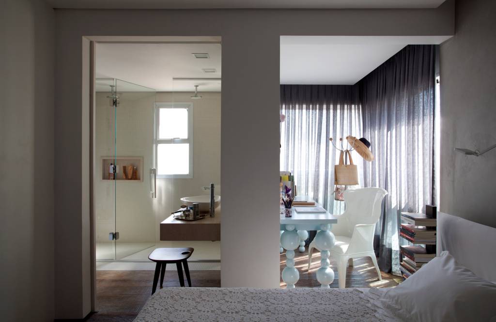 Cheio de estilo, apartamento moderno tem parede azul, parede de pedras e mezanino. Projeto de Julliana Camargo.