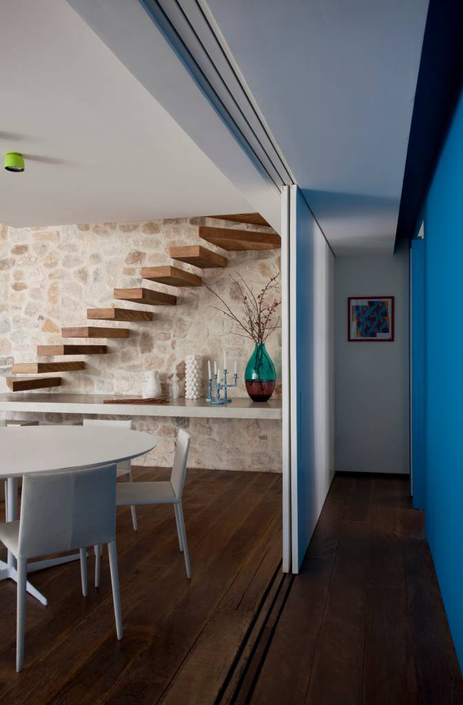 Cheio de estilo, apartamento moderno tem parede azul, parede de pedras e mezanino. Projeto de Julliana Camargo.