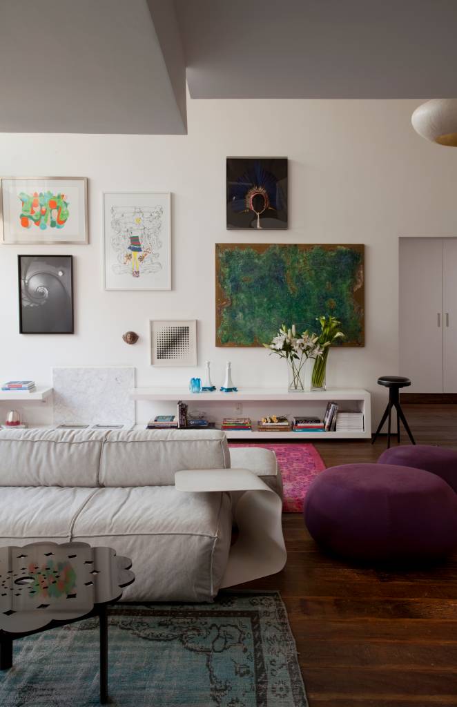 Cheio de estilo, apartamento moderno tem parede azul, parede de pedras e mezanino. Projeto de Julliana Camargo.