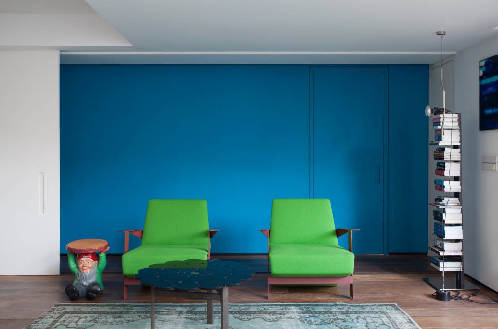 Cheio de estilo, apartamento moderno tem parede azul, parede de pedras e mezanino. Projeto de Julliana Camargo.