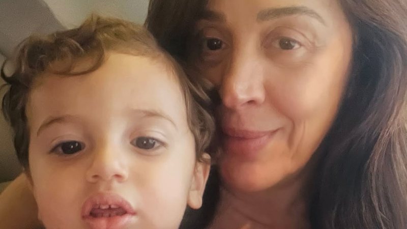 Claudia Raia chama a atenção ao surgir fantasiada com o filho caçula