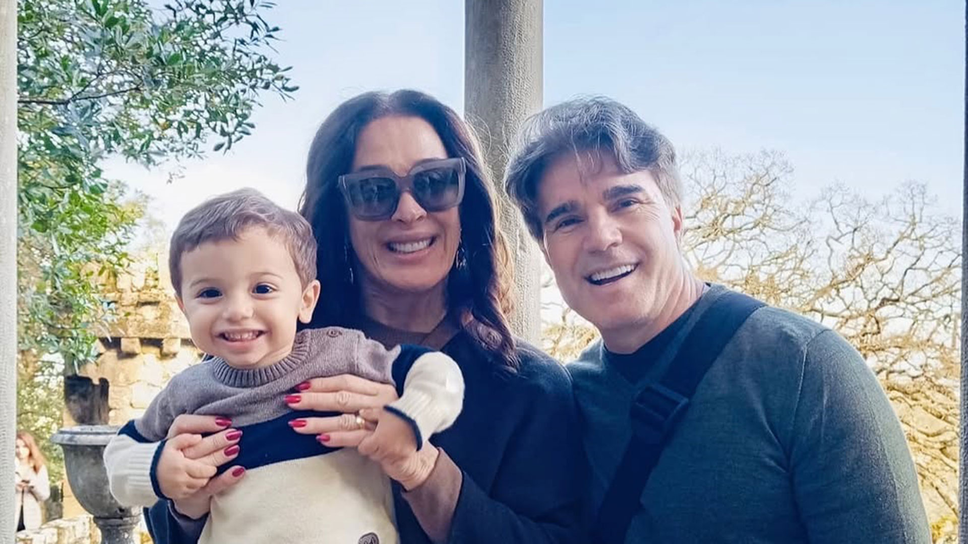 Claudia Raia com o marido e o filho