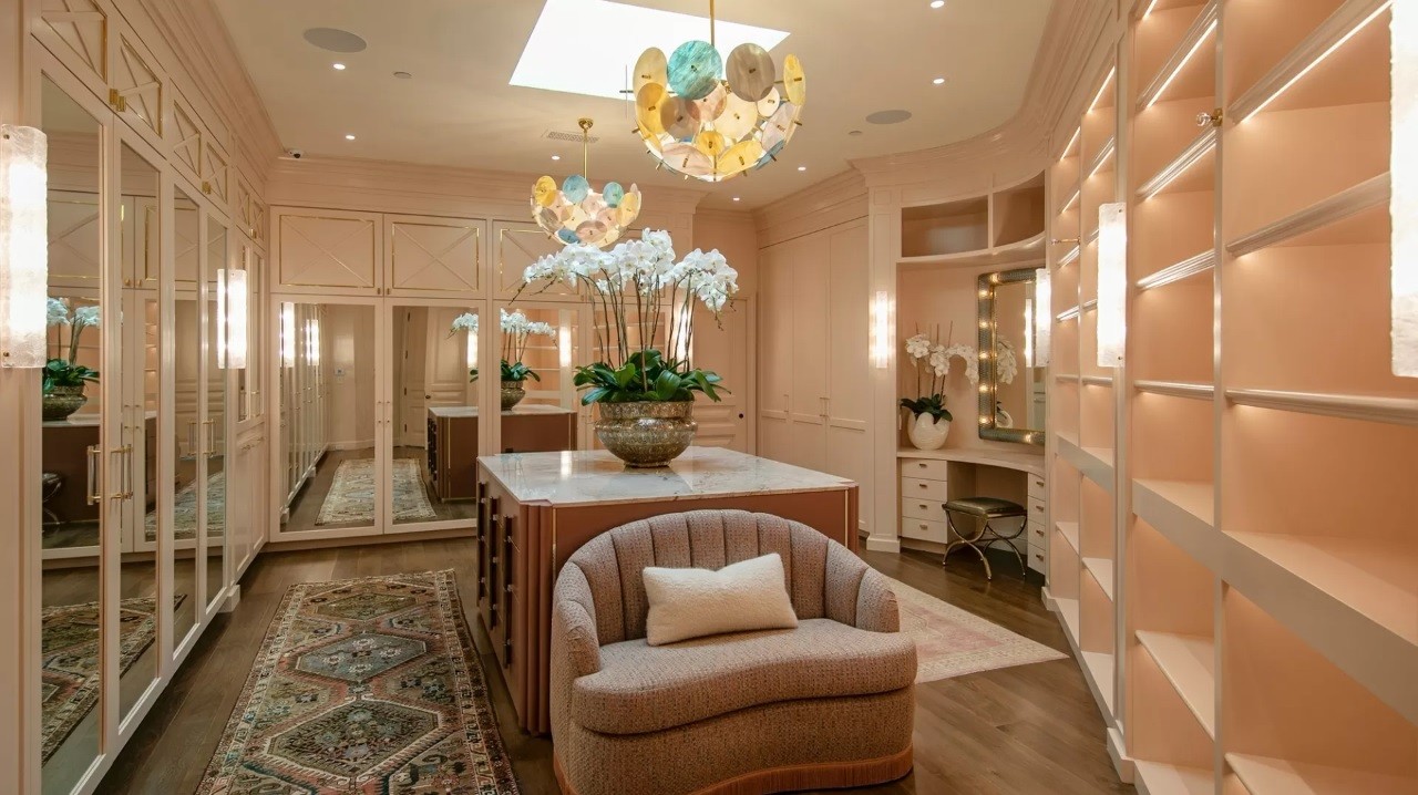 O closet da casa de Jennifer Lopez: quarto para guardar roupas — Foto: Divulgação