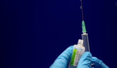 Vacinação contra gripe e COVID-19 reduz risco de infarto e AVC