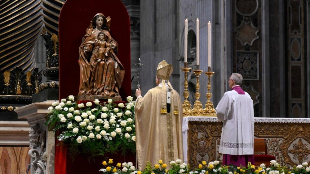 A Moreneta brasileira: escultura doada por João Goulart a Paulo VI tornou-se presença constante nas celebrações pontifícias