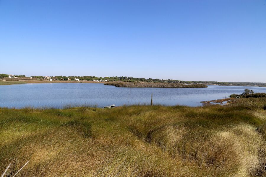Quem são os bilionários que se "escondem" num resort secreto no Alentejo