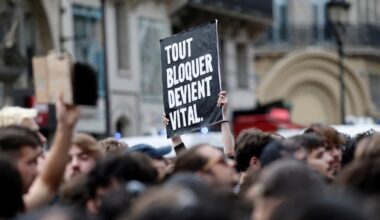 Tensão e confrontos em França. Centenas de detidos nos protestos em todo o país