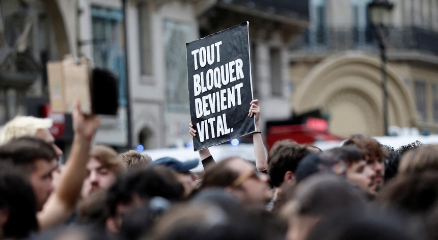 Tensão e confrontos em França. Centenas de detidos nos protestos em todo o país