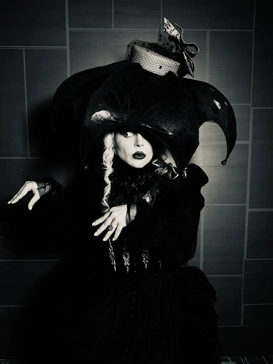 Lady Gaga anuncia data de lançamento de "Dead Dance" com 7 fotos inéditas