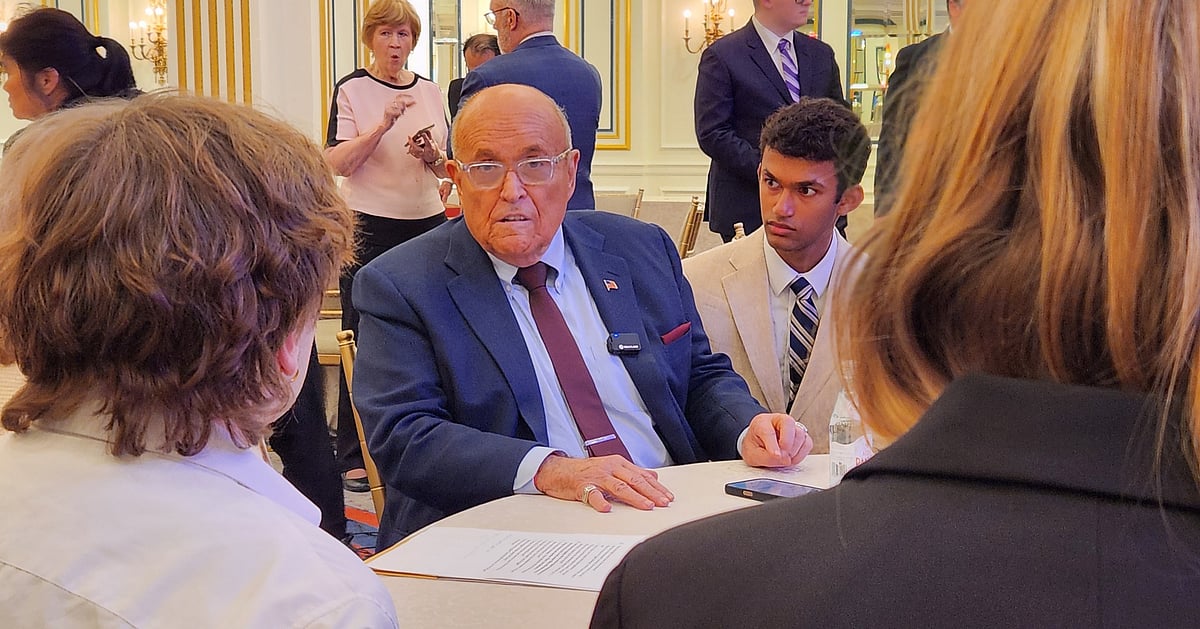 Rudy Giuliani, antigo autarca de Nova Iorque, fratura a coluna num acidente de automóvel