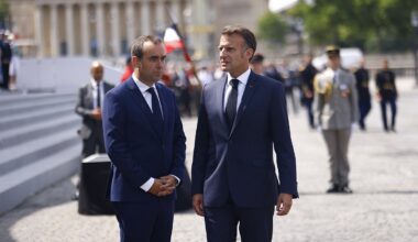 Macron antecipa-se a protesto que ameaça “bloquear tudo” e nomeia Lecornu primeiro-ministro - Diário de Notícias