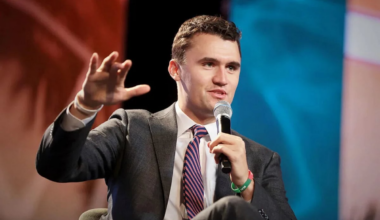 Ativista Charlie Kirk Baleado em Evento Universitário