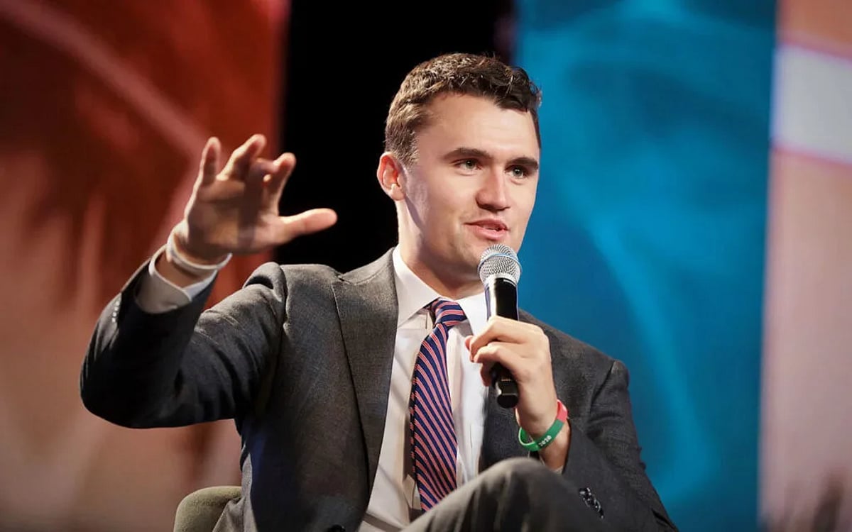 Ativista Charlie Kirk Baleado em Evento Universitário