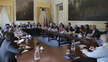 Governo desiste de duas medidas sobre parentalidade na reforma laboral - Diário de Notícias