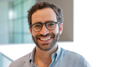 'Bookster' brasileiro, Pedro Pacífico lança livro em Portugal. "Emoção estar na livraria mais antiga do mundo"