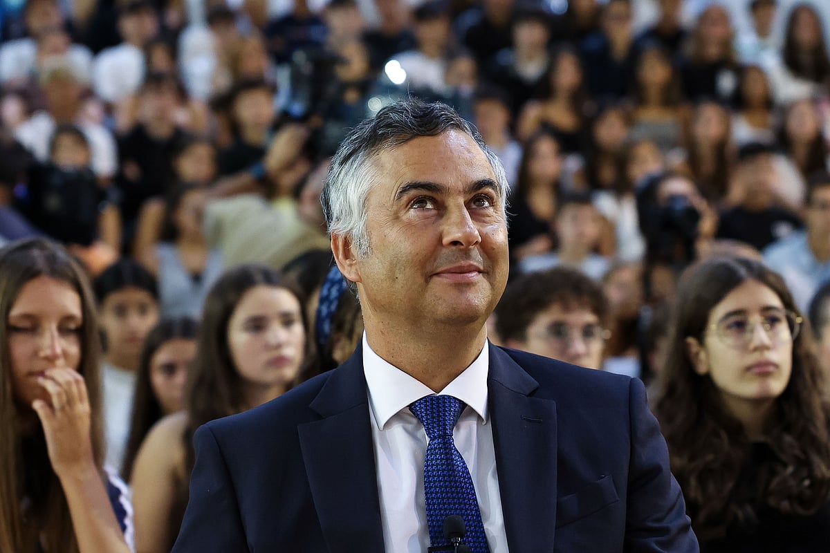 Ministro Ordena Retorno de 90 Professores às Escolas