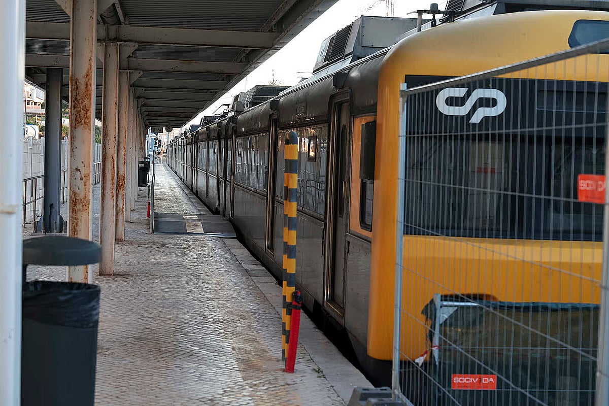 Circulação de comboios entre Oeiras e Cascais já foi restabelecida