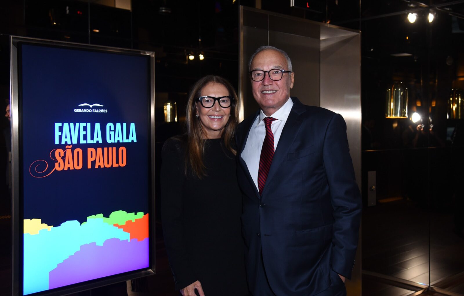 Donata Meirelles e Nizan Guanaes participam de jantar beneficente da Gerando Falcões em São Paulo