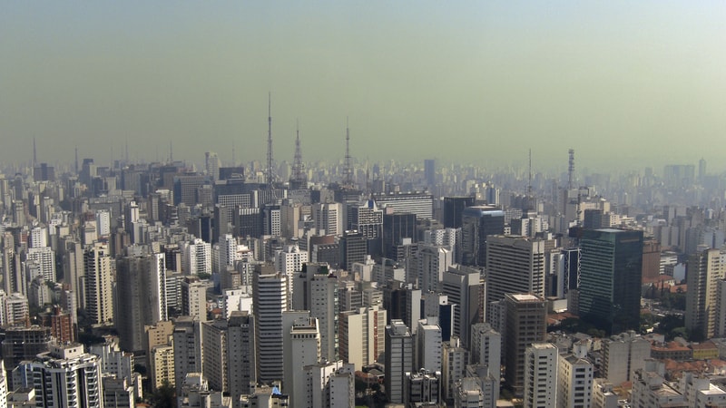 Como o ambiente influencia o risco de dermatoses no Brasil