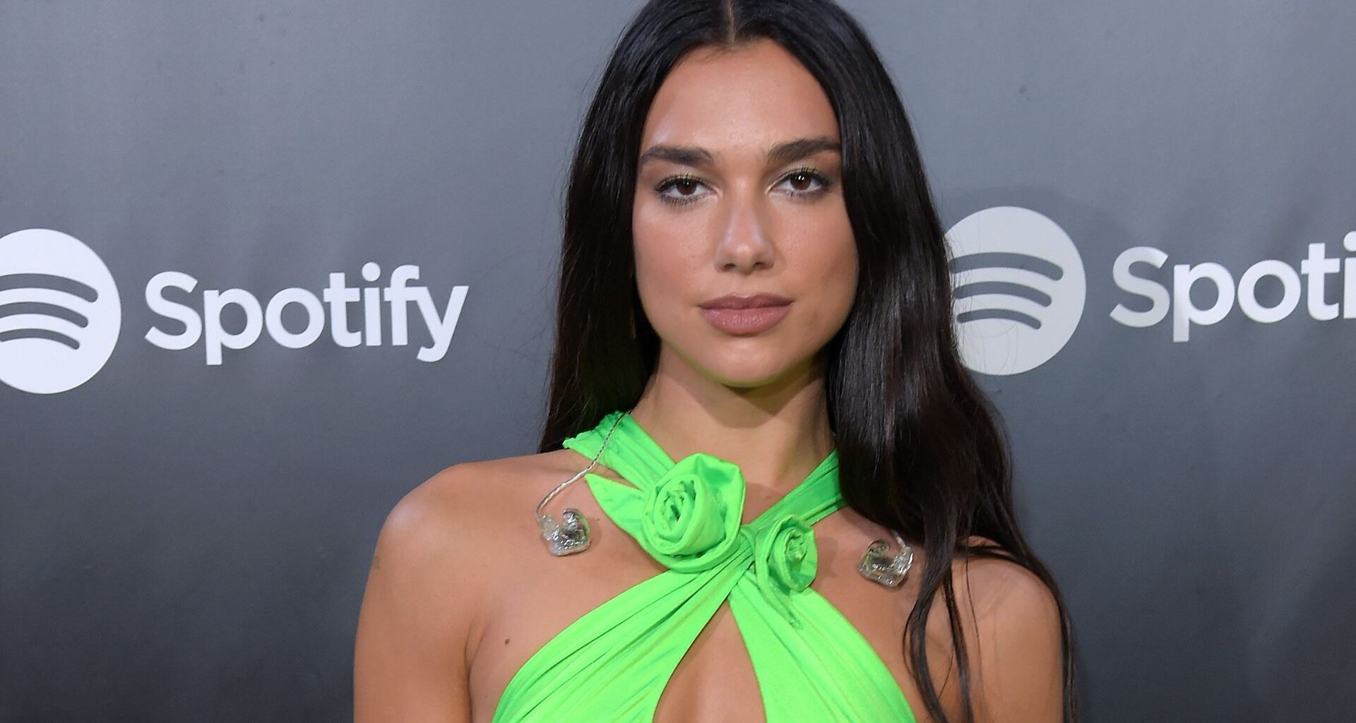 Dua Lipa se pronuncia após polêmica envolvendo ex-agente que teria barrado rappers pró-Palestina em festival, e rebate jornal britânico
