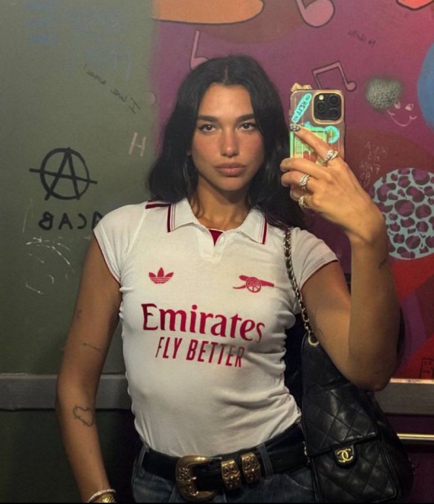 Dua Lipa em montagem com a camisa do Arsenal • Reprodução/X @badtghthrlipa