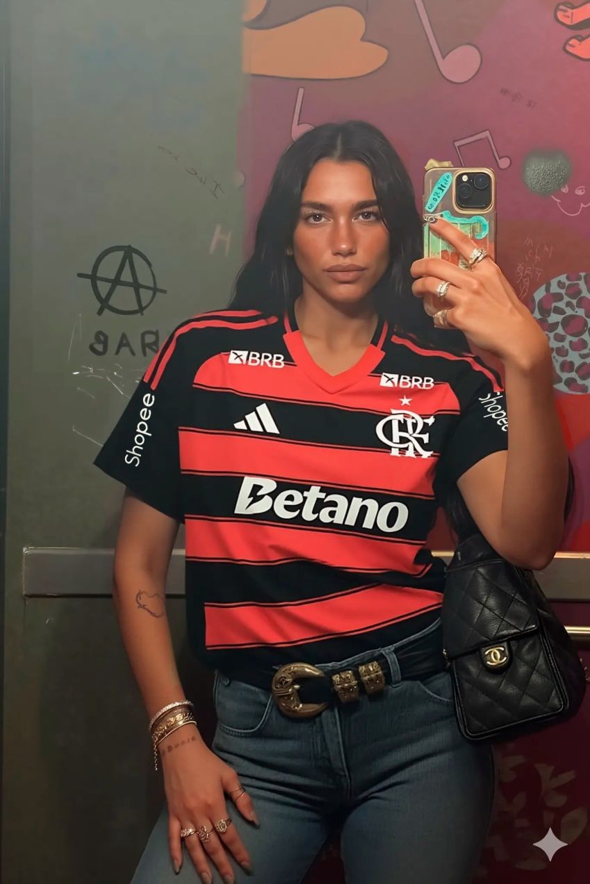 Dua Lipa em montagem com a camisa do Flamengo • Reprodução/X @Flamengo