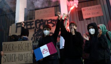 Quinta-feira negra em França. Greve promete bloquear o país em plena crise política