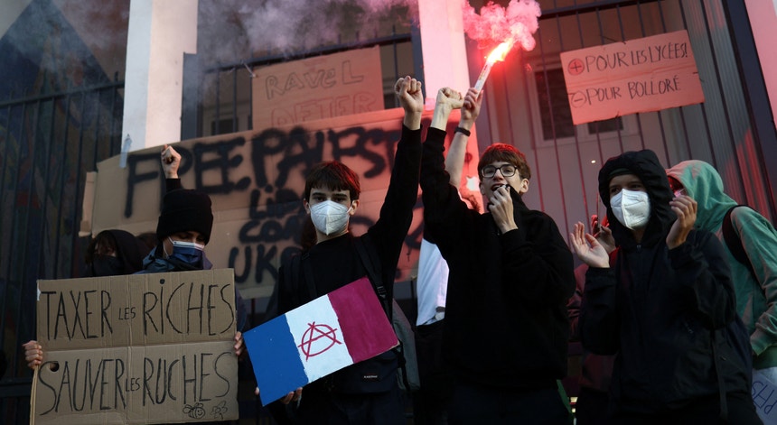 Quinta-feira negra em França. Greve promete bloquear o país em plena crise política