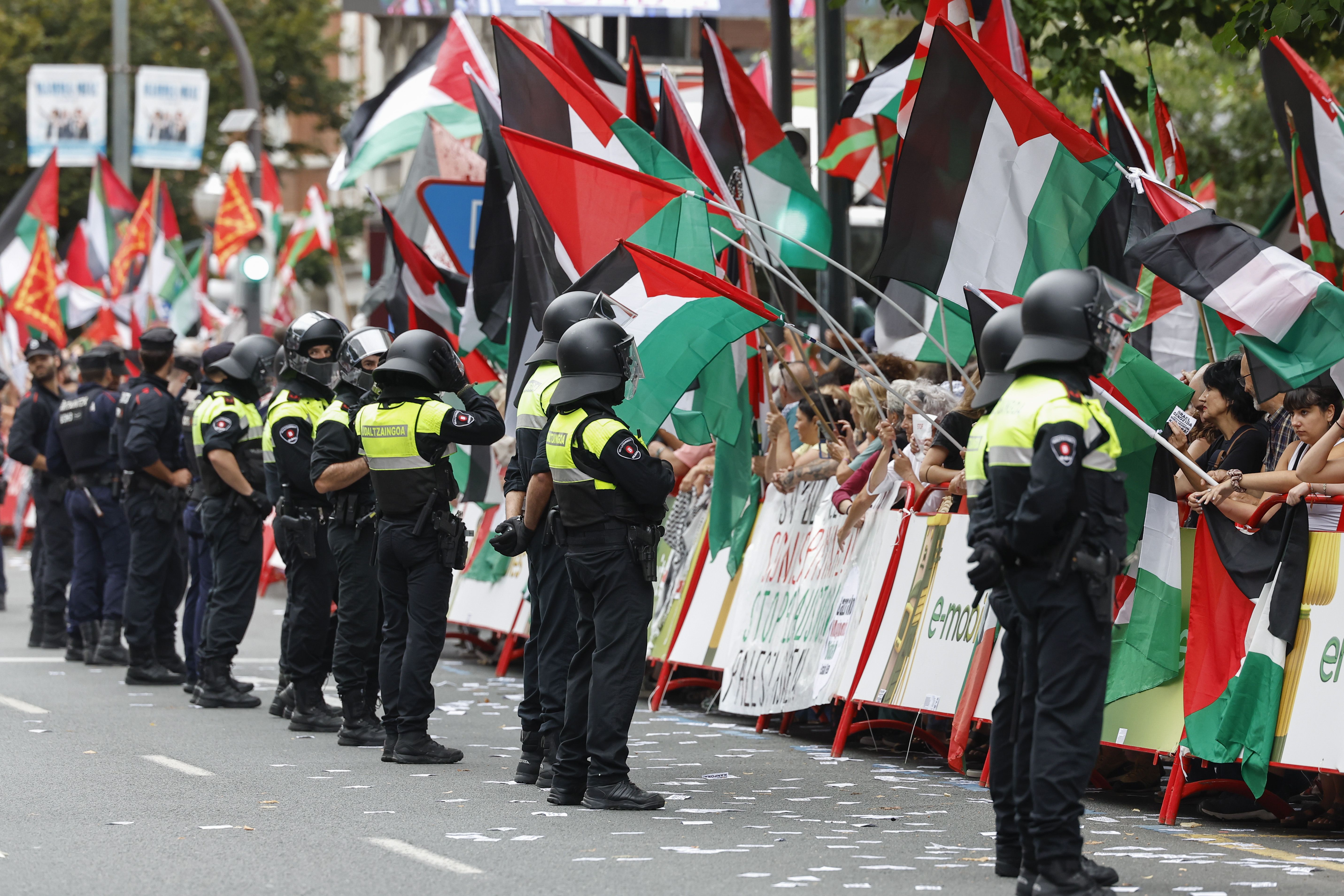 Membros da iniciativa Gernika Palestina protestam contra a participação da equipa Israel Premier Tech e em apoio aos palestinianos, durante a 11.ª etapa da Volta a Espanha em bicicleta, em Bilbau (Fotos: EPA)