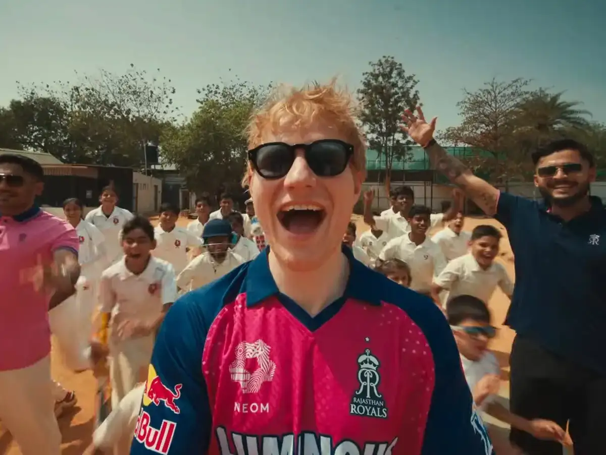 Ed Sherean estreia "Play" no topo da parada britânica; JADE fica em 3º