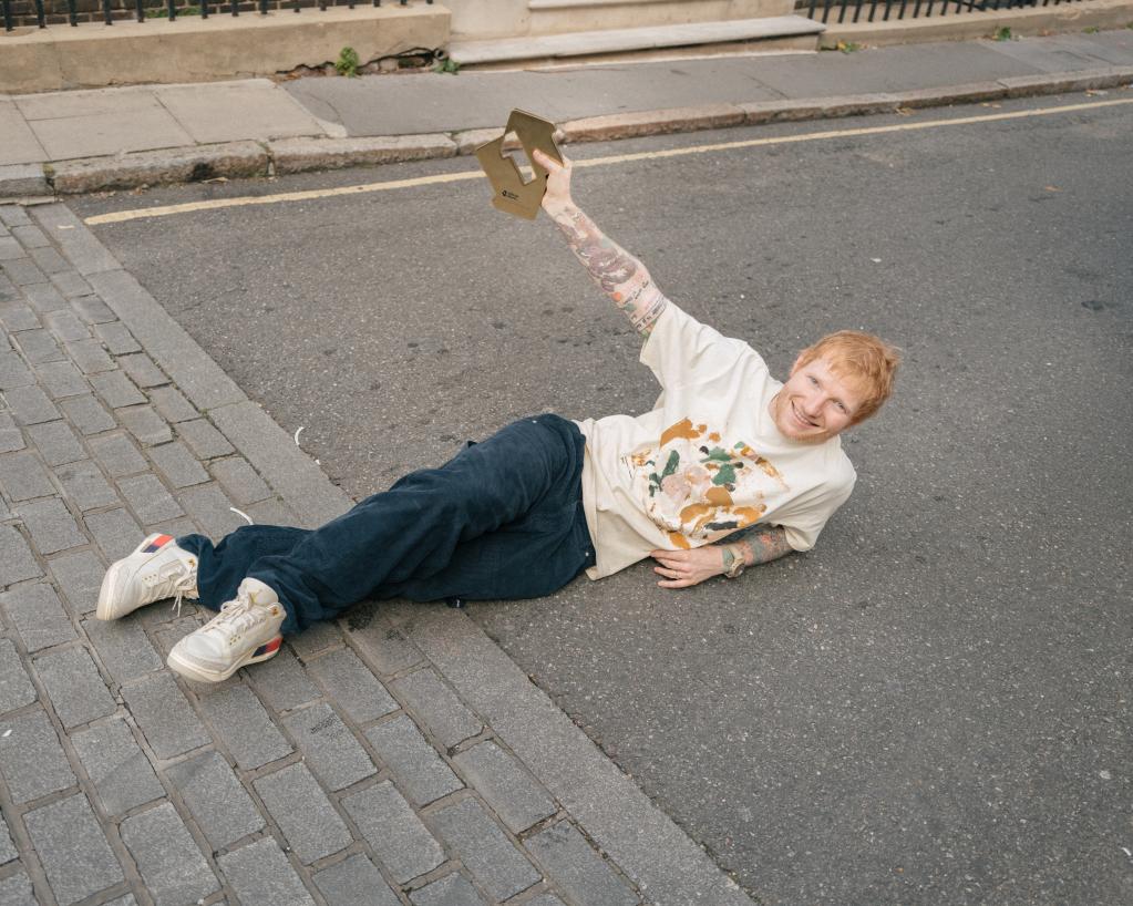 Ed Sherean estreia "Play" no topo da parada britânica; JADE fica em 3º