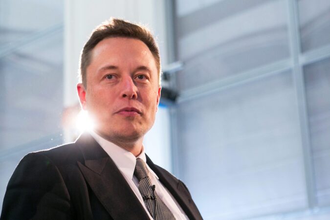 Elon Musk prevê futuro dominado por robôs e promete rendimento universal: utopia ou pesadelo?