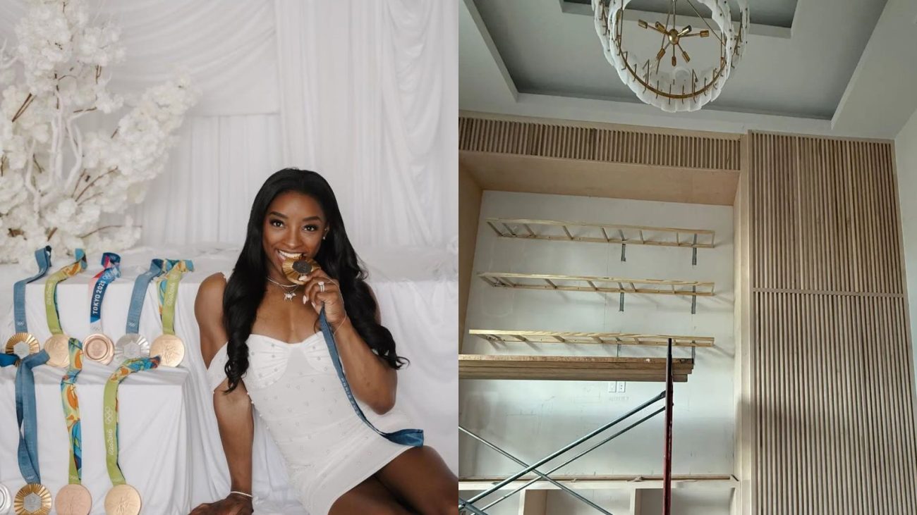Montagem com duas fotos. À esquerda, Simone Biles sorri enquanto morde uma medalha de ouro, usando um vestido branco, sentada ao lado de várias medalhas olímpicas dispostas sobre uma mesa decorada de branco. À direita, parte interna da casa de Simone Biles em construção, com estantes de madeira sendo instaladas e um lustre moderno pendurado no teto