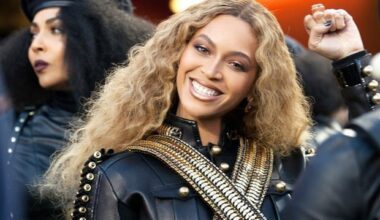 Beyoncé comemora 44 anos com look transparente e ousado