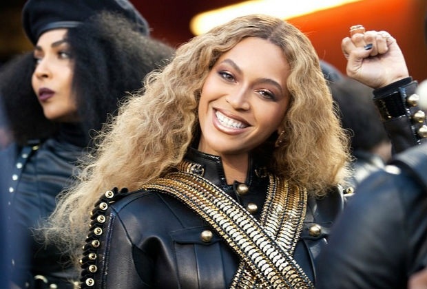 Beyoncé comemora 44 anos com look transparente e ousado