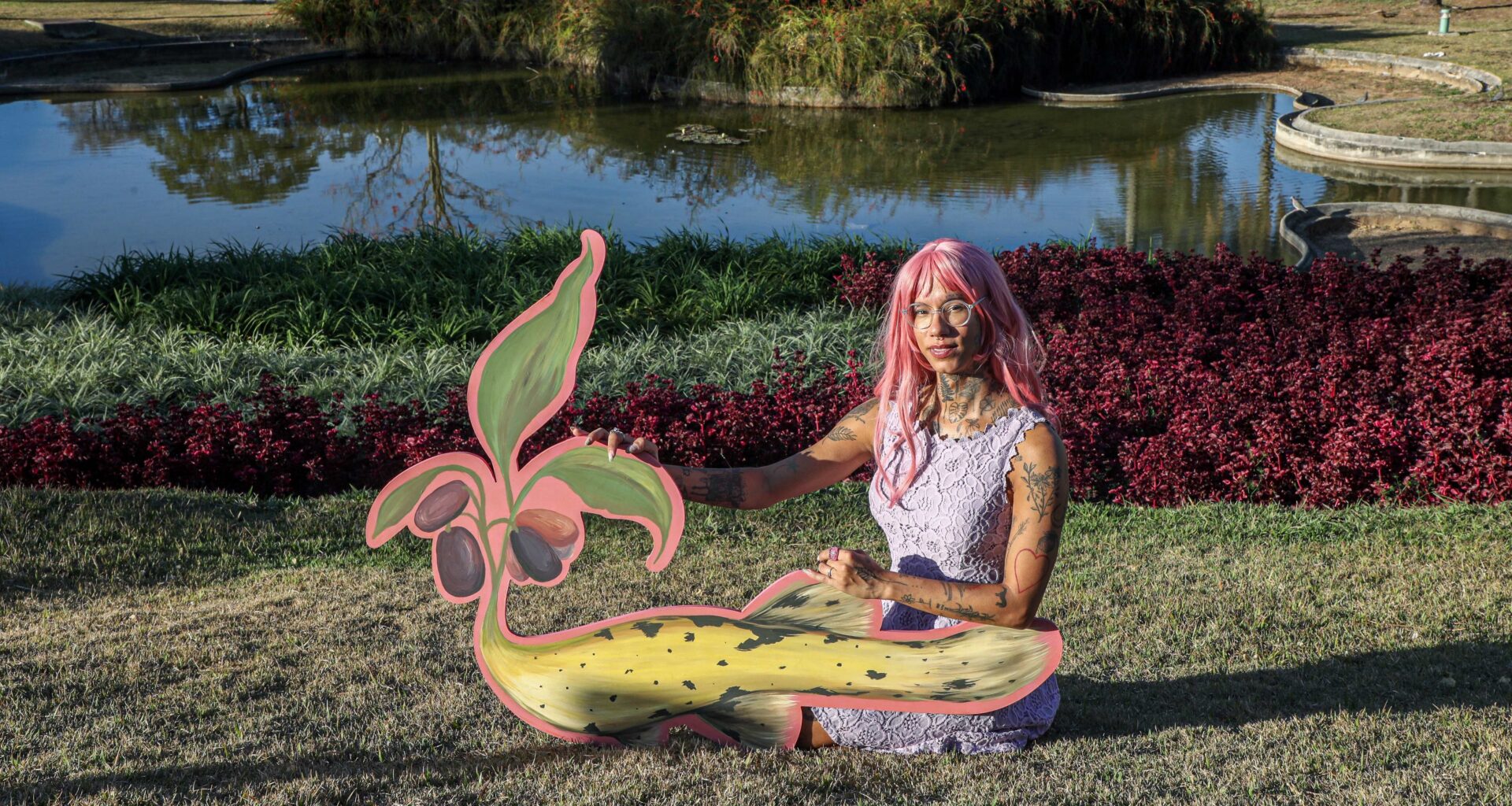 Efe Godoy expõe seres híbridos nos jardins de Burle Marx no MAP