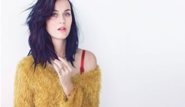 De chinelos e marmita na mão, Katy Perry é vista no aeroporto de
