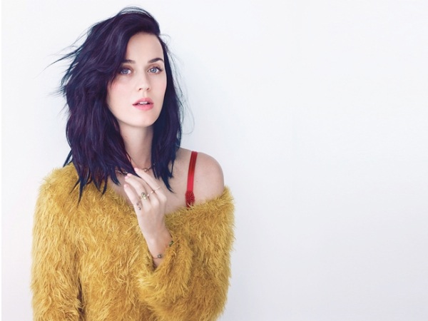 De chinelos e marmita na mão, Katy Perry é vista no aeroporto de