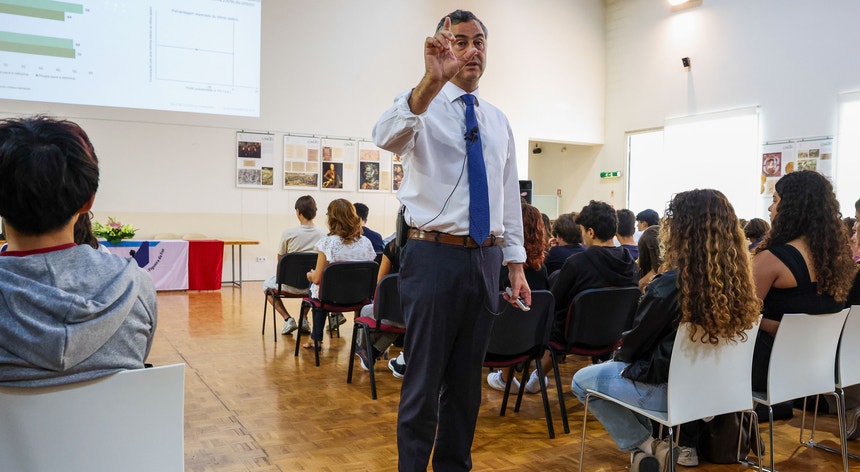 "Alguém que anda em manifestações perde a aura", diz ministro da Educação