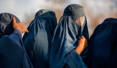 Taliban proíbem livros escritos por mulheres nas universidades afegãs