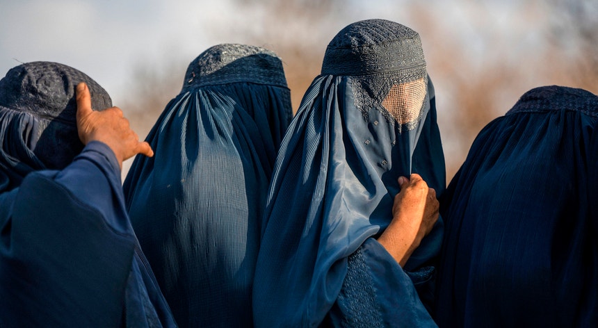 Taliban proíbem livros escritos por mulheres nas universidades afegãs