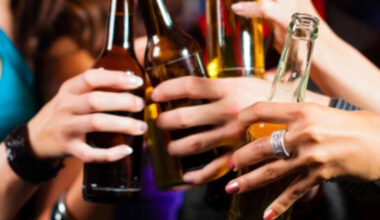Funcionária que estava de baixa médica foi demitida depois de ter sido apanhada a beber cerveja em vários bares