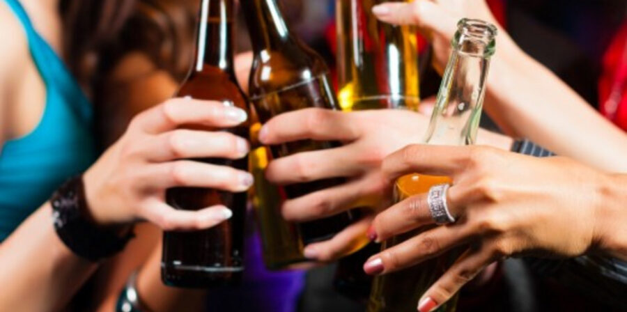 Funcionária que estava de baixa médica foi demitida depois de ter sido apanhada a beber cerveja em vários bares