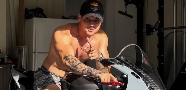 Gabriel Gravino ostentou sua nova moto de luxo nas redes sociais