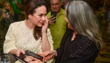 Gabriela Duarte chora ao dedicar livro para a mãe, Regina Duarte