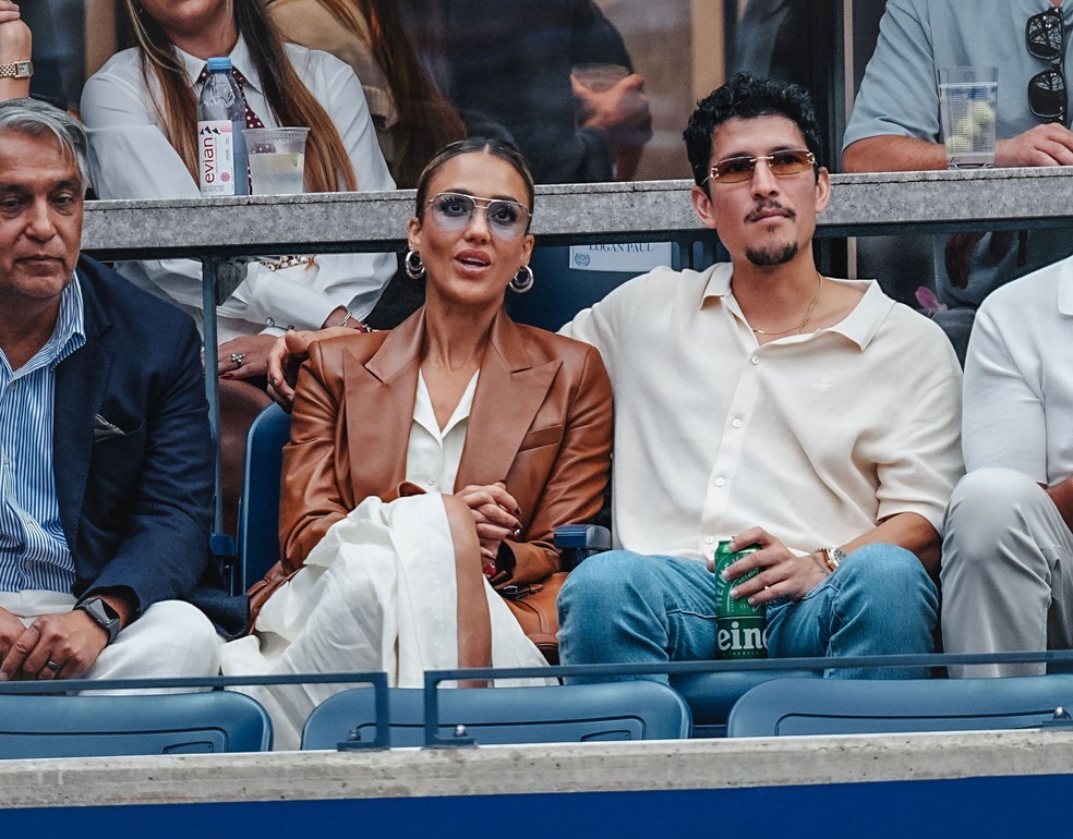 Jessica Alba ao lado do pai, Mark Alba, e do namorado, o ator Danny Ramirez, na final masculina do US Open — Foto: Getty