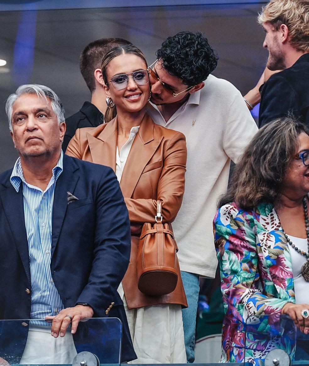 Jessica Alba ao lado do pai, Mark Alba, e do namorado, o ator Danny Ramirez, na final masculina do US Open — Foto: Getty