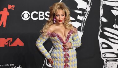 Doja Cat quase mostra demais no tapete vermelho do VMA 2025; fotos - Globo.com