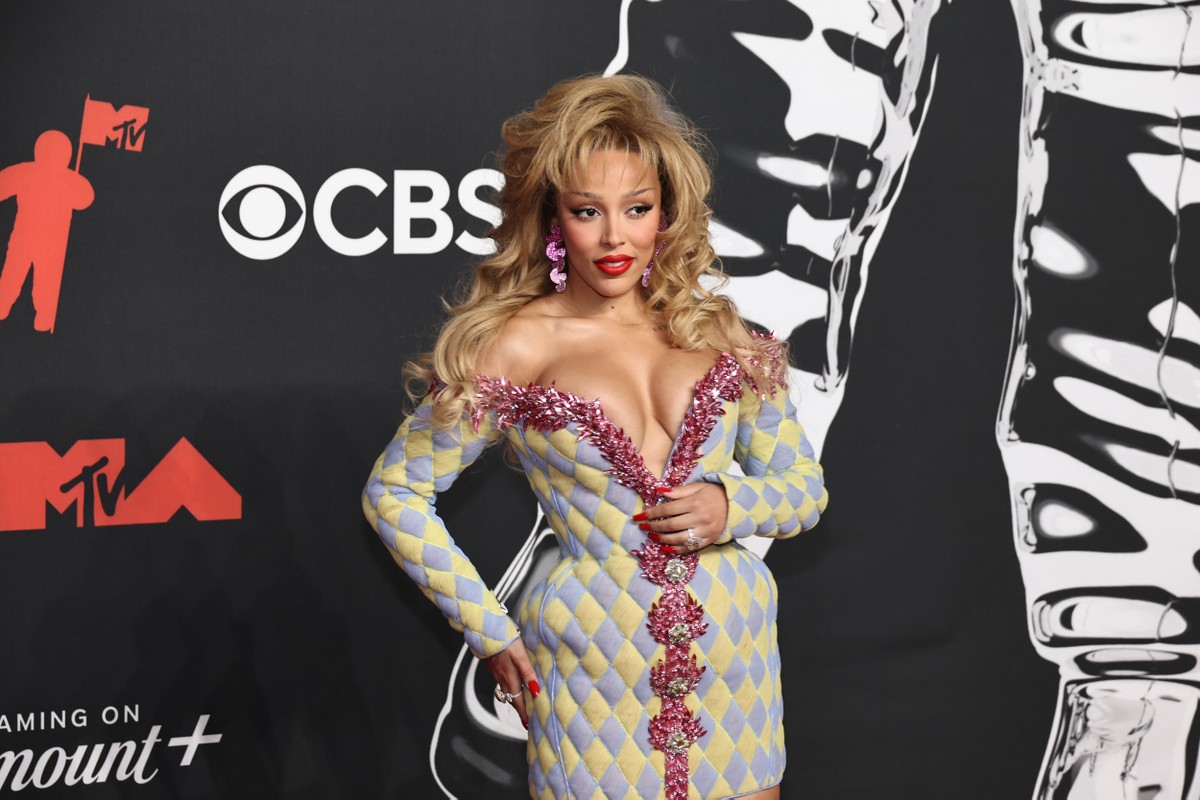Doja Cat quase mostra demais no tapete vermelho do VMA 2025; fotos - Globo.com