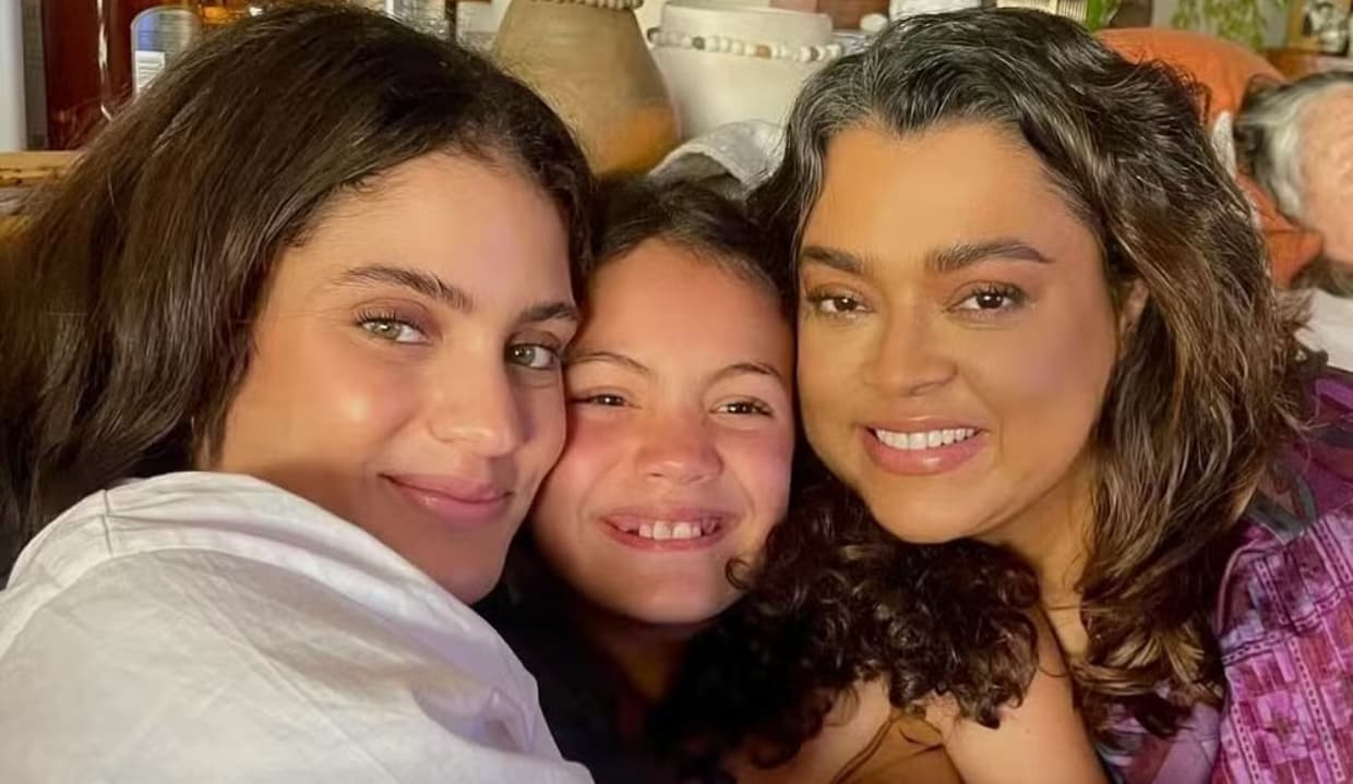 Laura Fernandez, Sol de Maria e Preta Gil abraçadas, sorrindo para foto